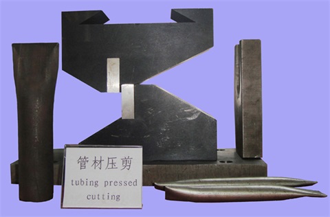 Butt punching die for pipe fitting