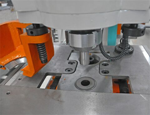 Correct operation method of combined punching and shearing machine