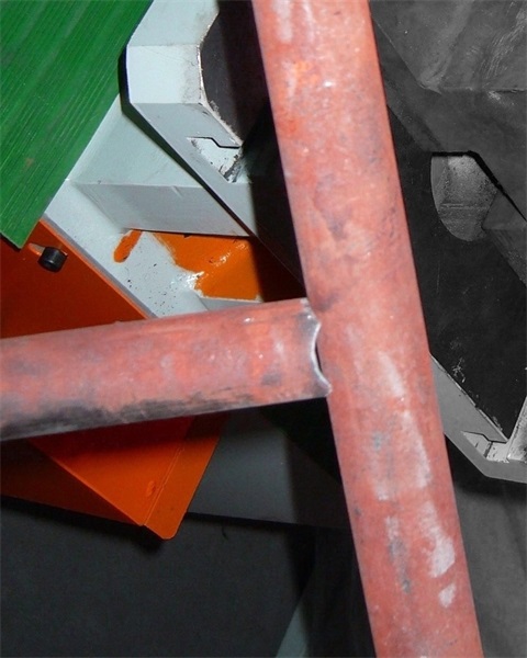 Butt punching die for pipe fitting