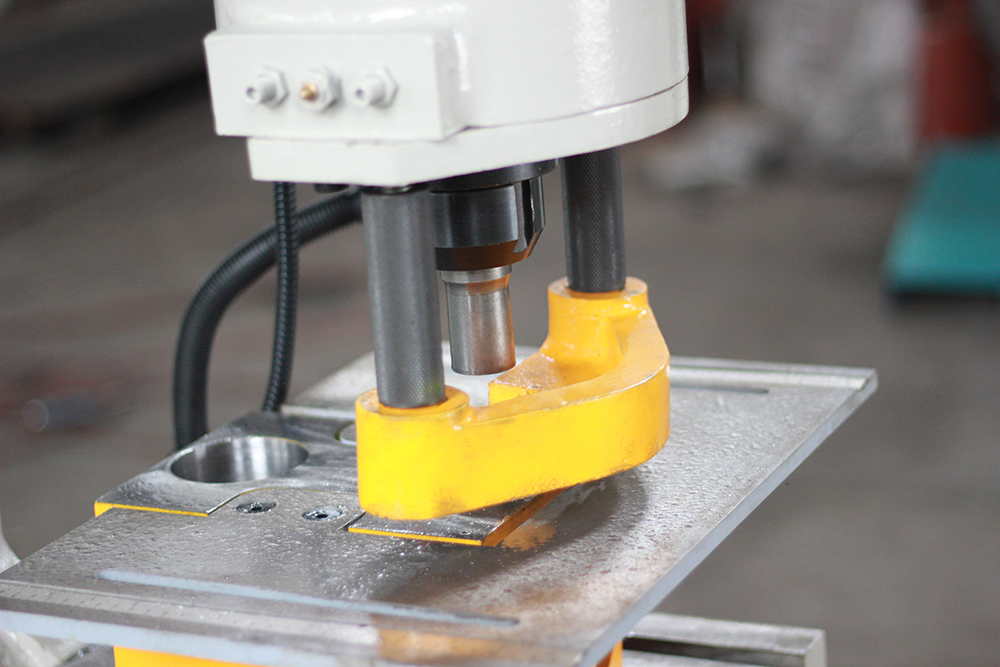 Use of q35y-30 hydraulic punching and shearing machine